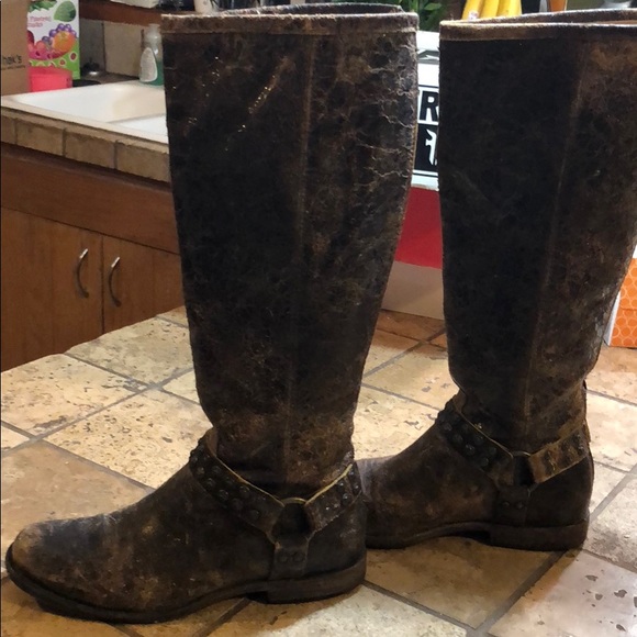 Frye Shoes - Super cute distressed chocolate brown Frye boots.